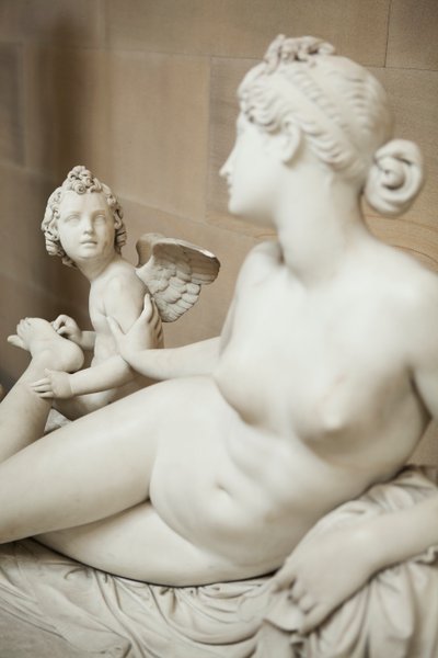 Venus med Amor som fjerner en torn fra foten hennes av Pietro Tenerani