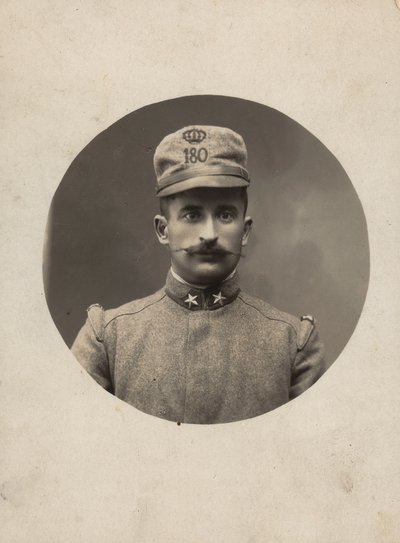 Album "The GM R. Army (1. verdenskrig)": soldat fra det 180. regimentet til den territoriale militsen (s/h-bilde) av Pisani Pisani