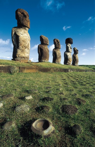 Moai-statuer, Rapa Nui nasjonalpark, Påskeøya, Chile av Polynesian Polynesian