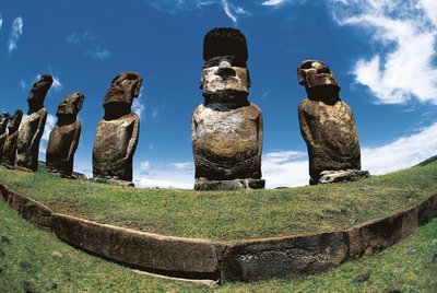 Moai-statuer, Rapa Nui nasjonalpark, Påskeøya, Chile av Polynesian Polynesian