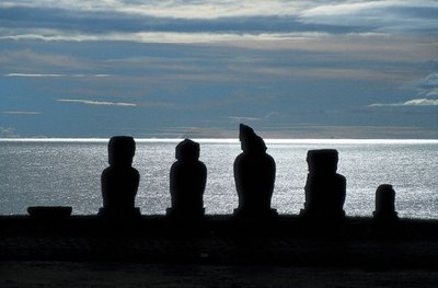 Moai-statuer, Rapa Nui nasjonalpark, Påskeøya, Chile av Polynesian Polynesian