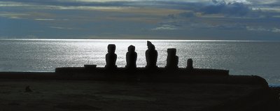 Moai-statuer, Rapa Nui nasjonalpark på Påskeøya, Chile av Polynesian Polynesian