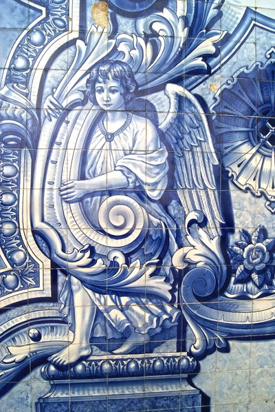 Dekorativt panel som viser en engel, Lamego, Portugal. 1738 (keramiske fliser) av Portuguese School