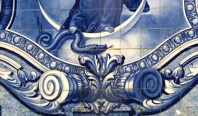 Detalj av et dekorativt panel som viser Jomfru Maria som knuser slangen, Lamego, Portugal. 1738 (keramiske fliser) av Portuguese School