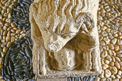 Løve spiser en mann, base av sarkofagen til D. Afonso Pires, tidligere biskop av Porto, Lamego, Portugal ca. 1372 (stein) av Portuguese School