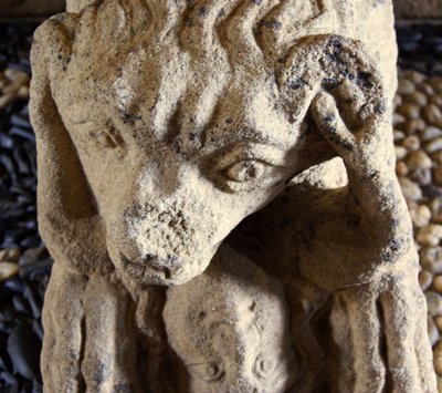 Løve spiser en mann, base av sarkofagen til D. Afonso Pires, tidligere biskop av Porto, Lamego, Portugal ca. 1372 (stein) av Portuguese School