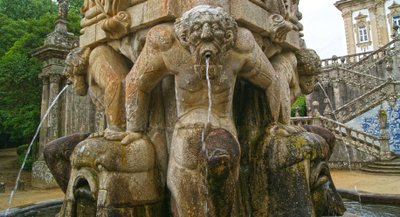 Mytiske Atlantes ved foten av en obelisk, Lamego, Portugal. 1738 (granitt) av Portuguese School