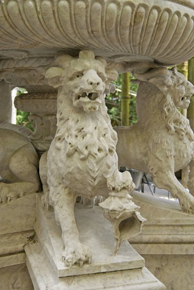 Mytisk hornløve Atlantes ved foten av en fontene, Quinta da Regalia, Sintra, Portugal ca. 1915 (stein) av Portuguese School