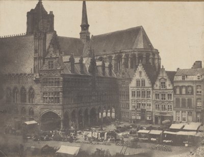 Market Square i Ypres, ca. 1851. av Possibly by Louis Désiré Blanquart évrard.