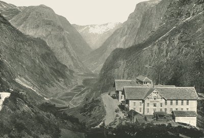 Dalen og hotellet, Stalheim, Norge, 1895. av Poulton and Co