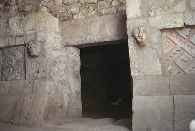 En døråpning med utskårne hoder, sen post-klassisk periode av Pre Columbian
