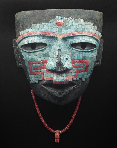 Begravelsesmaske dekket av turkis og rød skallmosaikk. Artefakt fra Teotihuacan, Mexico City. Teotihuacan Civilization - Precolombian kunst: begravelsesmaske av turkise og rosa steiner fra sivilisasjonen Teotihuacan III (300-650 e.Kr.) Mexico. Mexi av Pre Columbian Pre Columbian