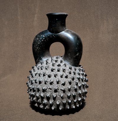 Pre-colombiansk kunst, cupisnique sivilisasjon: vase i form av en bille og granateple. 300 f.Kr.-100 e.Kr. Lima, Nasjonalmuseet for antropologi og arkeologi, Peru av Pre Columbian Pre Columbian
