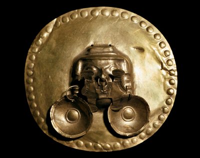 Den førkolumbianske sivilisasjonen Calima: gylden brystplate. 7.-15. århundre Bogota, Gold Museum Colombia av Pre Columbian Pre Columbian