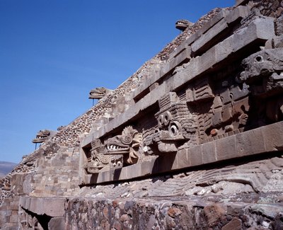 Før colombiansk sivilisasjon: utsikt over stedet for Teotihuacan (300 f.Kr.-600 e.Kr.): Quetzalcoatl-tempelet eller den fjærkledde slangens tempel. Mexico av Pre Columbian Pre Columbian
