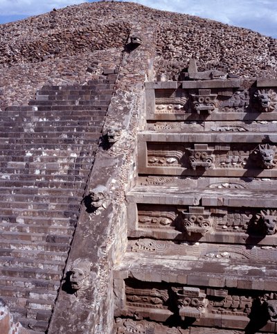 Før colombiansk sivilisasjon: utsikt over stedet for Teotihuacan (300 f.Kr.-600 e.Kr.): Quetzalcoatl-tempelet eller den fjærkledde slangens tempel. Mexico av Pre Columbian Pre Columbian