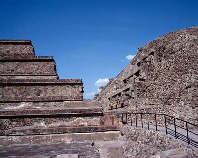 Før-colombiansk sivilisasjon: utsikt over stedet for Teotihuacan (300 f.Kr.-600 e.Kr.): Quetzalcoatl-tempelet eller den fjærkledde slangens tempel. Mexico av Pre Columbian Pre Columbian