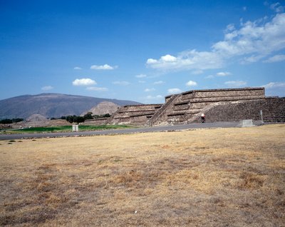 Før colombiansk sivilisasjon: utsikt over stedet for Teotihuacan (300 f.Kr.-600 e.Kr.): solens tempel (eller pyramide). Mexico av Pre Columbian Pre Columbian