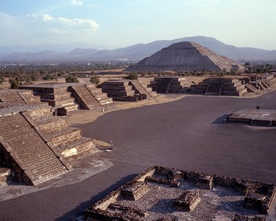 Før colombiansk sivilisasjon: utsikt over stedet for Teotihuacan (300 f.Kr.-600 e.Kr.): solens tempel (eller pyramide). Mexico av Pre Columbian Pre Columbian