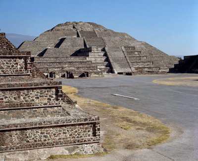 Månens pyramide av Pre Columbian Pre Columbian