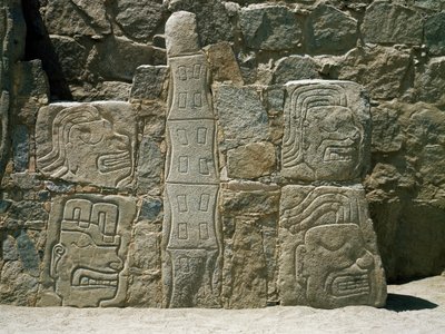 Vegg med relieffer av krigere av Pre Columbian Pre Columbian