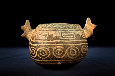 Kuleformet keramikk med zoomorfisk dekorasjon / prekolumbiansk kunst (terrakotta) av Precolombian Precolombian