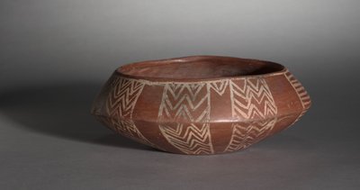Hvit kryssforet skål med skilpadde og sol, ca. 4000-3400 f.Kr av Predynastic Period Egyptian