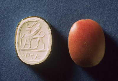 Segl innskrevet i hebraisk skrift for en dame som heter Hannah og en sfinks med et moderne inntrykk av designet, funnet hos Tell ed-duwair (Lachish) Israel (rød jaspis og gips) av Prehistoric