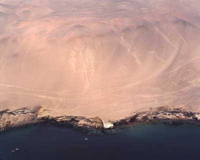 Luftfoto av Paracas Candelabra eller Candelabra of the Andes, ved Pisco Bay (1983 - Fotografi) av Prehistoric Prehistoric