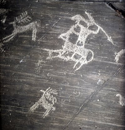 Camunni sivilisasjon, forhistorie, bergkunst: gravstein, som representerer jegere og hjort. Rocher de Naquane, i Valcamonica (Val Camonica) av Prehistoric Prehistoric
