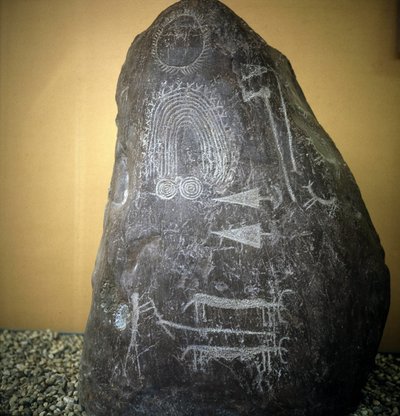 Civilization of the Camunni, Forhistorie, bergkunst: gravstein, dyr, pilspisser og spiraler - Stele of Bagnolo type 2 i Valcamonica (Camonica Valley) (Italia). av Prehistoric Prehistoric