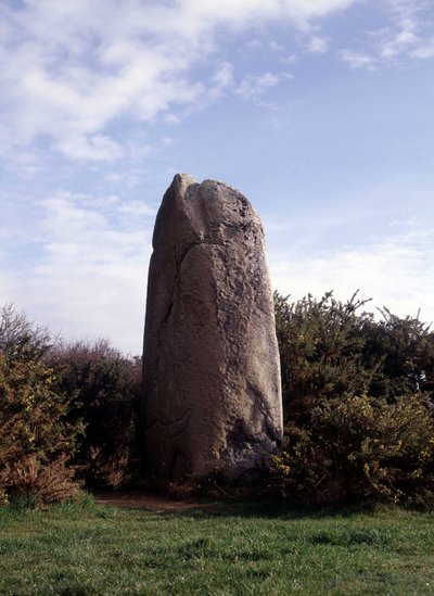 Menhir på halvøya Rhuys (56). av Prehistoric Prehistoric