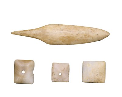 Prehistoire (Neolitique): Pilspiss og beinknapper. Fra Toralla-hulen (Lleida) av Prehistoric Prehistoric