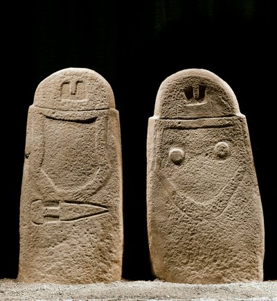 Forhistorisk kunst: to menhirs av mann og kvinne fra jernalderen fra stedet Lunigiana nær La Spezia, Italia. 1100-800 f.Kr. La Spezia, kommunalt museum for Lunigiana-sivilisasjonen av Prehistoric Prehistoric