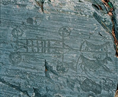 Forhistorie: Camunni sivilisasjon: en vogn avfyrt av hester, hjul er representert med eiker og hester er i profil i et forsøk på å prospektere. Berggravering av stein 23 av Naquane (Valcamonica, Val Camonica, Brescia). Periode mellom neolitikum og bro av Prehistoric Prehistoric