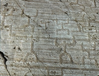Forhistorie, Camunni-sivilisasjon, bergkunst: en gravstein av stiliserte representasjoner av karakterer kjent som "orantene"" med armene strukket mot himmelen. Periode mellom yngre steinalder og bronsealder. Roche n. 50. Naquane (Brescia) Capo di Ponte, Pa av Prehistoric Prehistoric