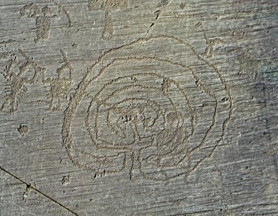 Forhistorie, Camunni sivilisasjon, bergkunst: en gravstein av representasjon av krigere våpen av skjold og sverd, og en labyrint. Periode mellom yngre steinalder og bronsealder. Roche. 35 Capo di Ponte, Parco nazionale delle incisioni rupestri di Naqu av Prehistoric Prehistoric
