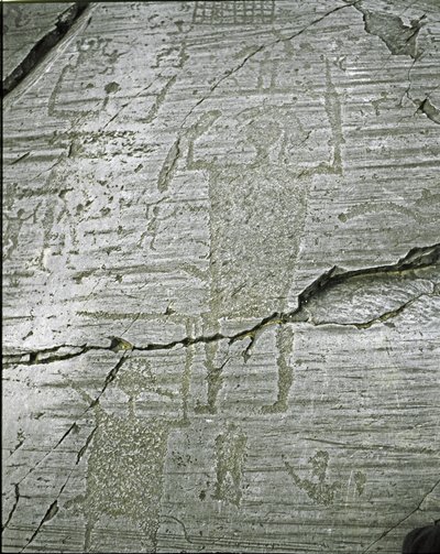Forhistorie, Camunni-sivilisasjon, bergkunst: gravstein av stiliserte representasjoner av krigere, detaljer som viser den store krigeren (H. 80 cm) bevæpnet med et sverd og et skjold. Periode mellom yngre steinalder og bronsealder. Roche n. 50. Naquane (Br av Prehistoric Prehistoric