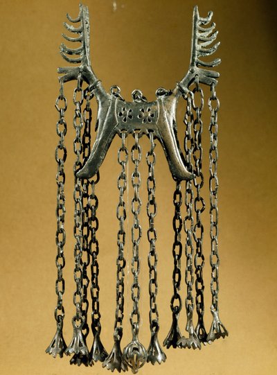 Forhistorie: Elan-formet anheng med to hoder fra et sted i Dolanlar (Aserbajdsjan) bronsealder. Baku, Aserbajdsjan statlige religionshistoriske museum av Prehistoric Prehistoric