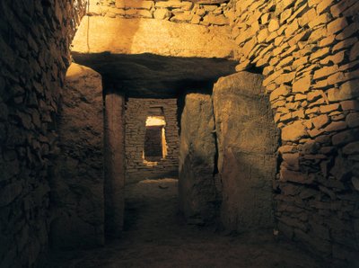 Forhistorie: Romerdysse, neolittisk begravelse (3000 f.Kr.). Spania, Andalusia, Antequera. av Prehistoric Prehistoric