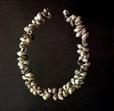 Forhistorie, steinalder: halskjede av skjell fra hulen Polesine, Venetie. Gjennomsnittlig neolitisk. Roma, Luigi Pigorini nasjonalmuseum for forhistorisk etnografi av Prehistoric Prehistoric