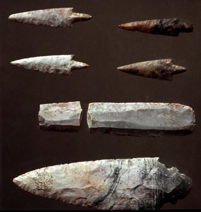 Forhistorie: pilspisser og flint fra nekropolisen Cantalupo-Mandela (Cantalupo Mandela), Lazio. Kobberalder. Eneolitisk. 2200 f.Kr. Roma, Luigi Pigorini nasjonalmuseum for forhistorisk etnografi av Prehistoric Prehistoric