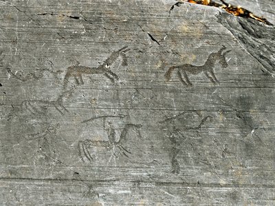 Forhistorie, sivilisasjon av Camunni, bergkunst: en gravstein av en jaktscene, en jeger stikker med et spyd. Periode mellom yngre steinalder og bronsealder. Capo di Ponte, Naquane Rock Engravings nasjonalpark, Valcamonica, Val Camonica, Italia av Prehistoric Prehistoric
