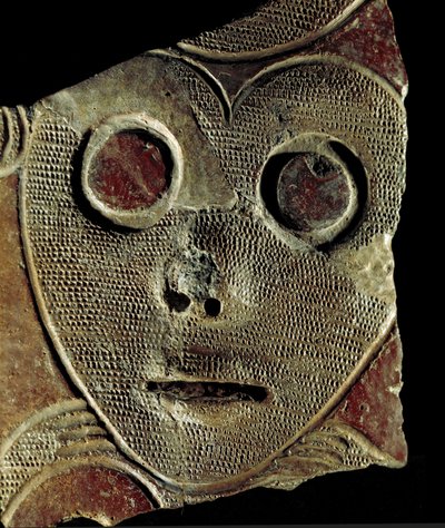 Forhistorie: fragment av leirvase dekorerer en maske fra et sted nær Vosnesenovka (Russland). 3000 f.Kr., yngre steinalder. Museum for arkeologi og etnografi av den sibirske grenen av det russiske vitenskapsakademiet, Novosibirsk, Russland av Prehistoric Prehistoric
