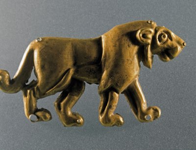 Forhistorie: løvestatuett i gullblader fra graven en tumulus (kurgan) fra Maikop (Kaukasus). 3000-2500 f.Kr. Eneolitikum, kobberalder. St. Petersburg, Hermitage Museum, Russland av Prehistoric Prehistoric