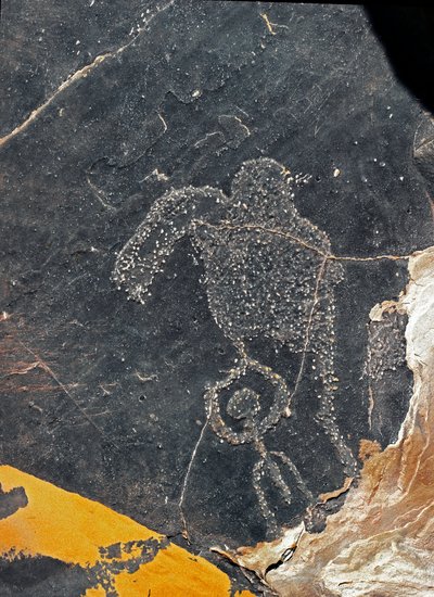 Forhistorie, bergkunst: en gravstein av en menneskelig figur. Steinalder 5000-2000 f.Kr. Taghit, Haut plateau du Hoggar (Ahaggar), Algerie av Prehistoric Prehistoric