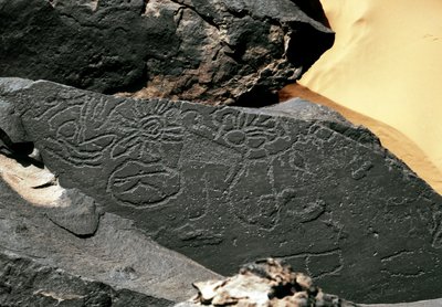 Forhistorie, bergkunst: gravstein av former i stil med Tazina. Steinalder 5000-2000 f.Kr. Taghit, Haut plateau du Hoggar (Ahaggar), Algerie av Prehistoric Prehistoric