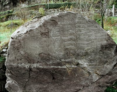 Forhistorie, bergkunst: gravstein av representasjoner av hjort, storfe og dolker. Kobberalder. Eneolitisk periode (kalkolittisk). Roche nr. 1. Cemmo (Brescia) nasjonale arkeologiske park for steinblokkene i Cemmo, Italia av Prehistoric Prehistoric