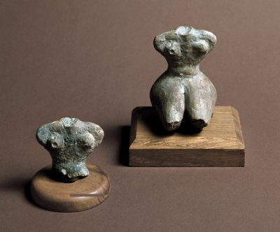 Forhistorie: lite avgud (til venstre) som stammer fra mellomneolitikum. Rekonstitusjon til høyre. Fra Caverna Delle Arene i Candide (Liguria). Pegli, Museo Villa Pallavicini av Prehistoric Prehistoric