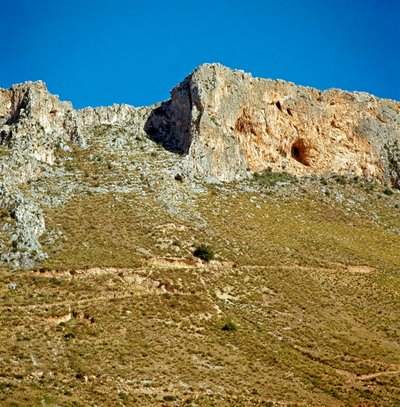 Forhistorie: Kreta Monte Palmeto med en hule fra paleolittisk periode. Monte Palmeto, Palermo (Palermo), Italia av Prehistoric Prehistoric